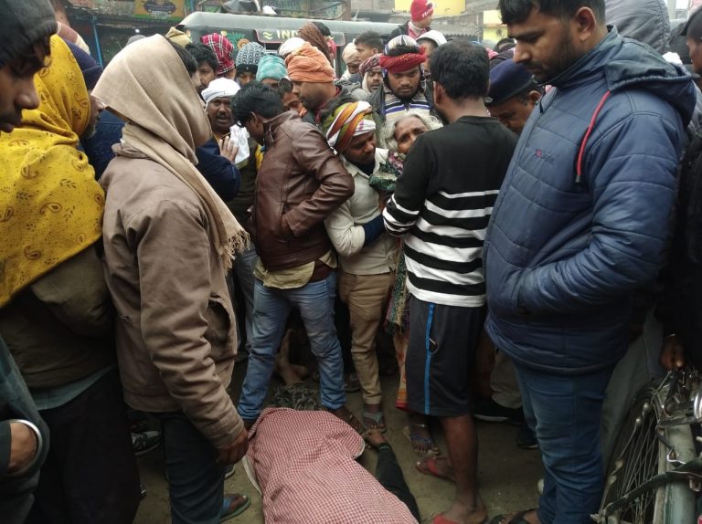 बालु लदे ट्रैक्टर चालक ने साईकिल सवार दो युवक को ठोकर मारकर एक को सुलाया मौत की नींद,दूसरा को किया घायल।