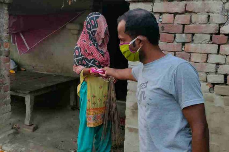 मुखिया प्रत्याशी चंदन कुमार चौधरी ने मास्क एवं साबुन वितरण किया