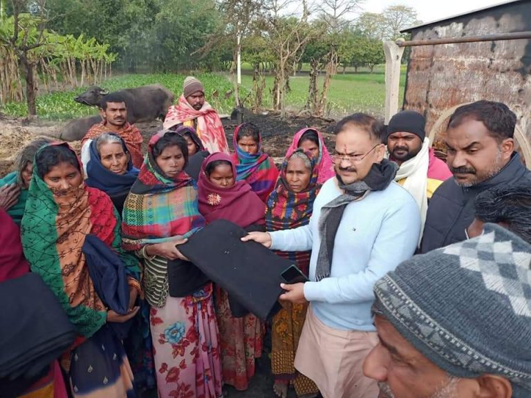 वैशाली विधायक  सिद्धार्थ पटेल ने  अग्नि पीड़ित के बीच किया कम्बल एवं खाद्य सामाग्री का वितरण