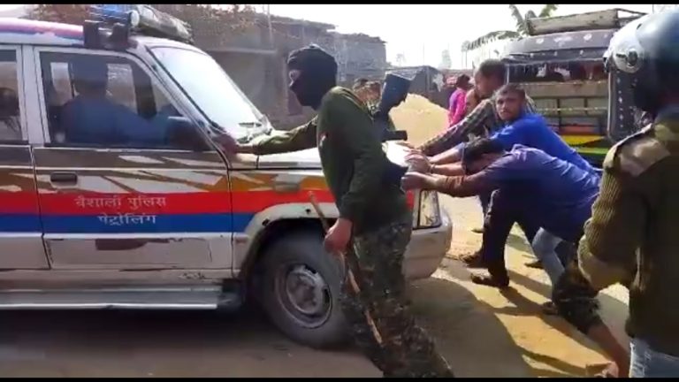 पुलिस जब गस्ती मे निकलती है तो पुलिस की गाड़ी  बन जाती ठेलनमा