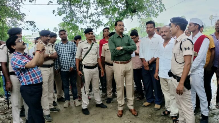 सकरा प्रखंड में डीएम ने किया औचक निरीक्षण