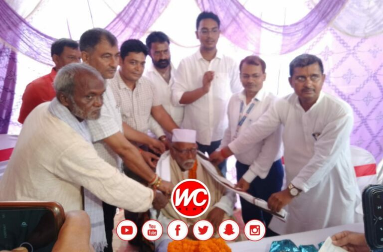 गायघाट की स्वतंत्रता सेनानी कमेश्वर झा को एसडीओ पूर्वी ने घर पहुंच कर किया सम्मानित