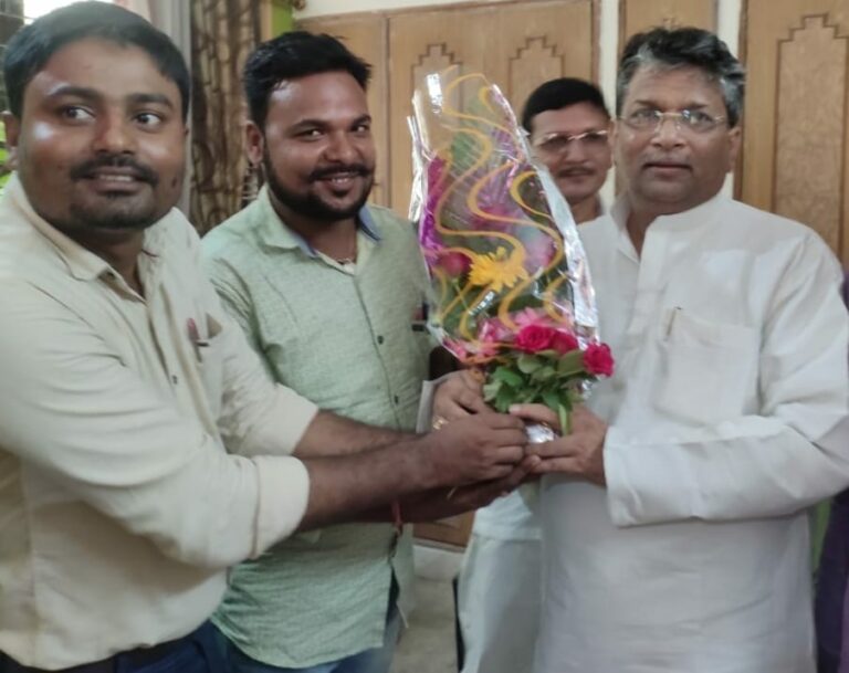 बिहार सरकार में नए राजस्व भूमि सुधार मंत्री आलोक कुमार मेहता जी से मिले अमीन संघ का प्रदेश अध्यक्ष त्रिभुवन कुमार