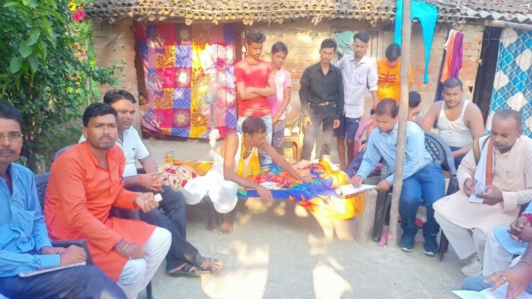 माली मालाकार कल्याण समिति वैशाली जिला इकाई के 10 सदस्यीय कमेटी ने मृतक के परिजनों से की मुलाकात।