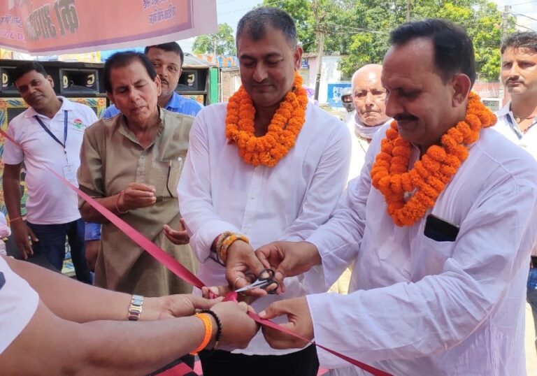 गायघाट सामाजिक मंच का कमरिया सेवा शिविर का फीता काटकर भव्य उद्घाटन