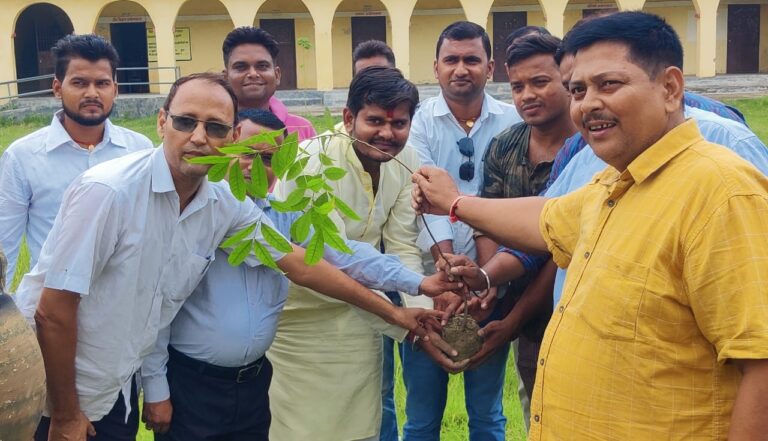 जनाधिकार पार्टी के नेता आलोक कुमार ने आज अपने जन्मदिन पर लगभग 100से अधिक पौधो का वितरण
