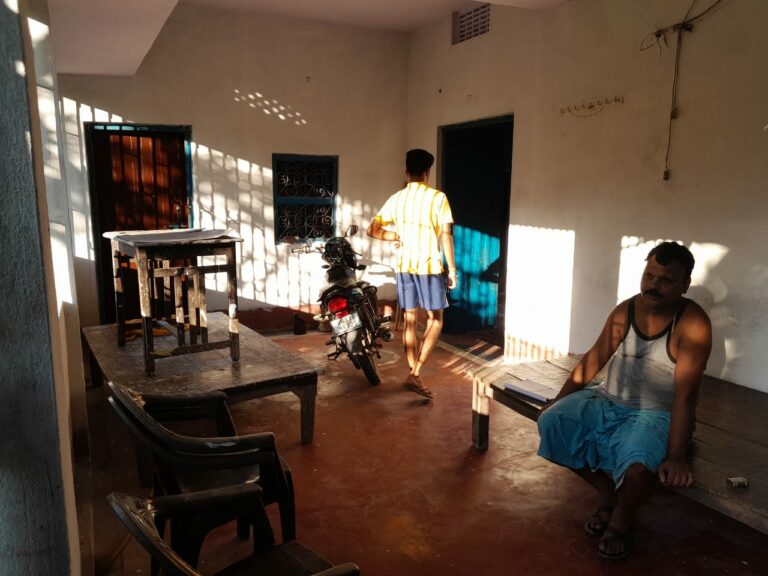 अजमतपुर गाँव निवासी स्व,सुबोध शर्मा के घर मे बीते रात अपराधियों ने डकैती की घटना को अंजाम दिया।