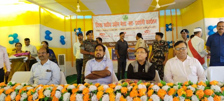 हाजीपुर बिहार के उद्योग मंत्री समीर कुमार महासेठ में अक्षयवट राय स्टेडियम में आयोजित त्रि दिवसीय उद्यमी संवाद प्रदर्शनी का उद्घाटन किया