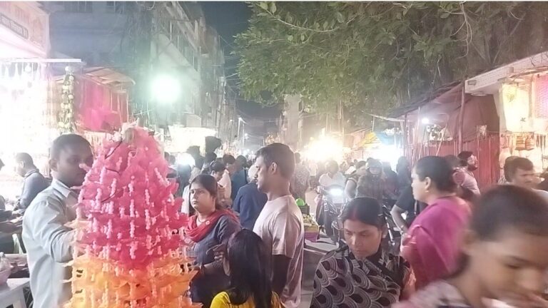 बिहार की राजधानी में देर रात तक चली खरीदारी