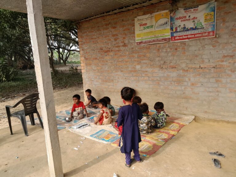 रत्नाकर धर्मपुर पंचायत के आंगनबाड़ी केन्द्र संख्या 124 पर बच्चों की कुल उपस्थिति मात्र 14 थी।