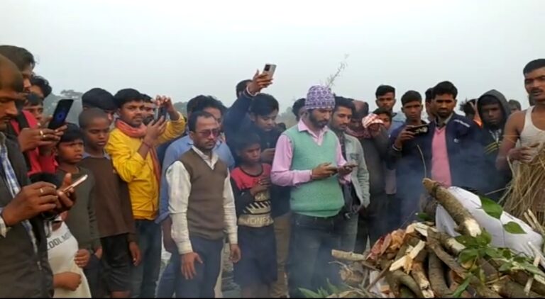 शहीद जवान का पार्थिव शरीर गांव पहुचा तो लोगो का भीड़ जुटना शुरू हो गया अंतिम दर्शन को उमड़ा जनसैलाब।