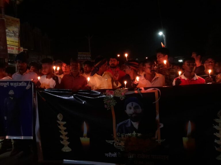 दलित नेता राकेश पासवान के विरोध मे पासवान समुदाय के लोग आज रात को कैडिल मार्च निकाला।