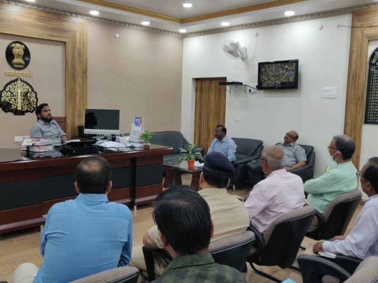 जिलाधिकारी यशपाल मीणा ने बुधवार को अपने कार्यालय कक्ष में जिला सड़क सुरक्षा समिति की समीक्षा बैठक का आयोजन किया।